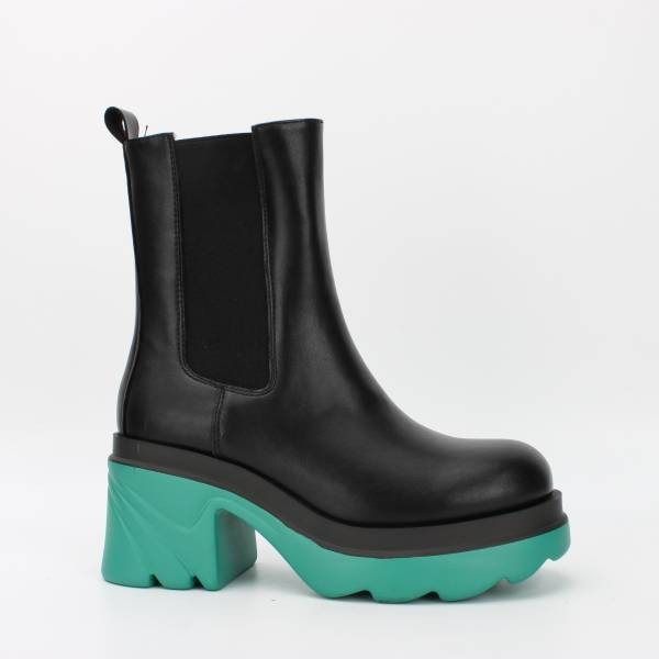 Contrast Heel Boots - Black