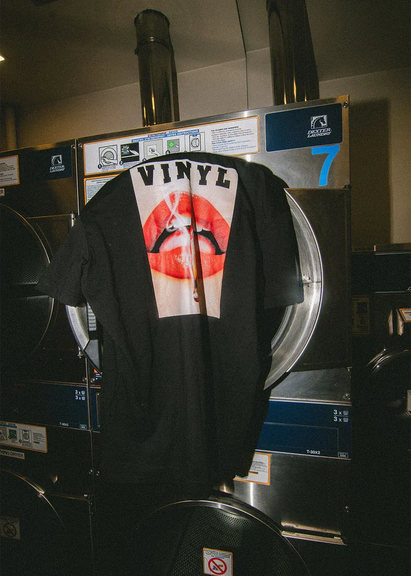 Vinyl Sizzle Lips T-shirt - Black