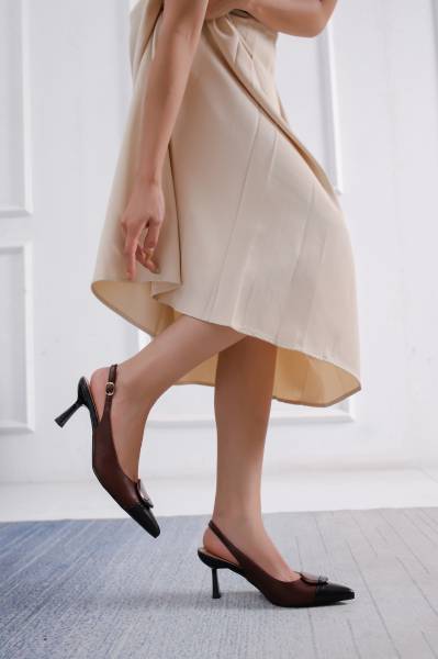 Pointed Heel Pumps - Brown